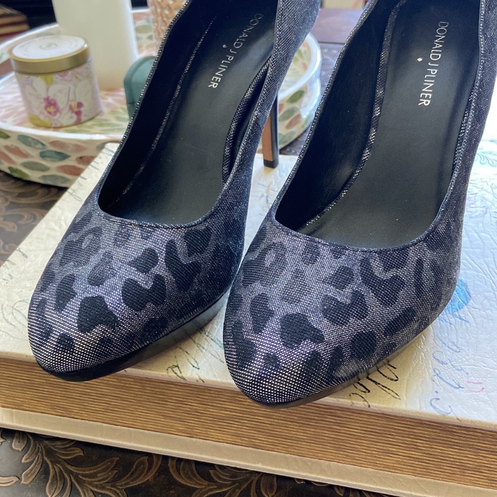 Donald J Pliner Cheetah metallic print